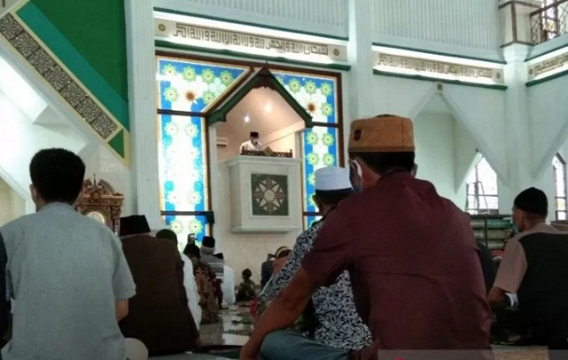Gubernur Sultra Ali Mazi saat berkhutbah di Masjid Raya Al-Kautsar Kendari,