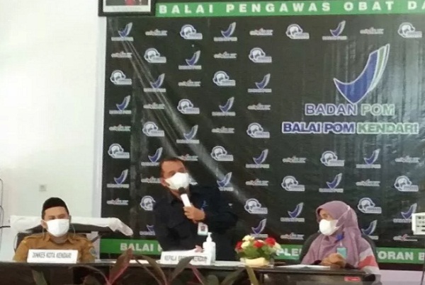 Kepala BPOM Kendari Yoseph Nahak Klau saat merilis hasil intensifikasi pengawasan pangan di Sultra selama bulan Ramadhan dan menjelang Hari Raya Idul Fitri 1442 Hijriah di Kendari,