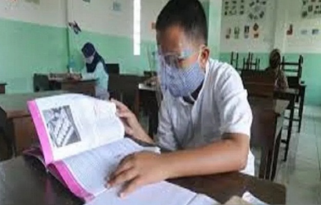 Salah satu sekolah, SMP di Kota Kendari mulai melakukan uji coba belajar tatap muka namun dengan protokol kesehatan yang ketat