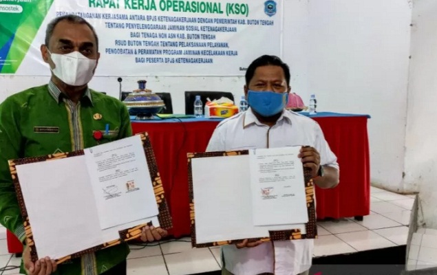 Sekretaris Daerah Buton Tengah Konstantinus Bukide mendatangani perjanjian kerja sama antara pemerintah daerah dengan BPJAMSOSTEK di Buton Tengah