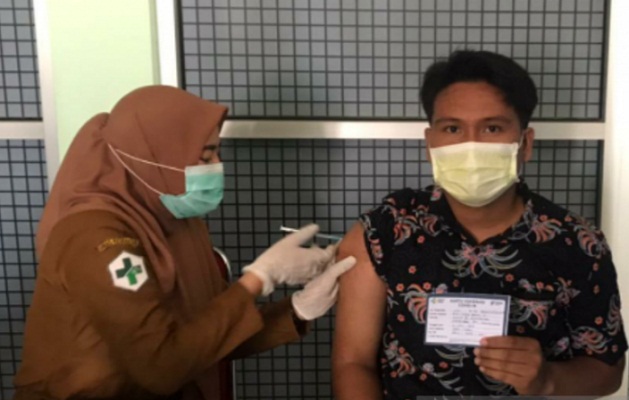 Seorang warga Kabupaten Kolaka, Sulawesi Tenggara saat mendapatkan suntikan vaksinasi COVID-19