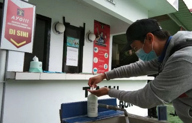 Seseorang tengah mencuci tangan di tempat yang disediakan Kantor Wilayah Kemenkumham Sultra