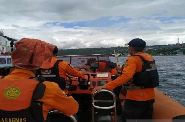Tim pencarian dan pertolongan dari Basarnas Pos SAR Baubau saat melakukan pencarian terhadap seorang nelayan