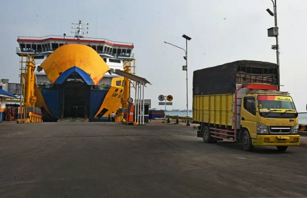 Truk keluar dari kapal ferry yang baru tiba.