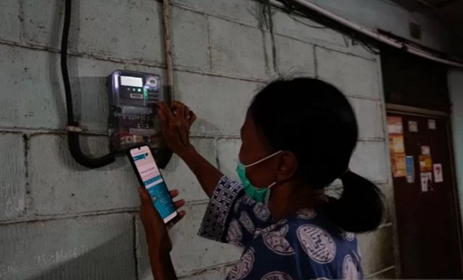 Pelanggan PLN UP3 Cikarang mengisi ulang daya melalui token usai mendapat program stimulus PLN