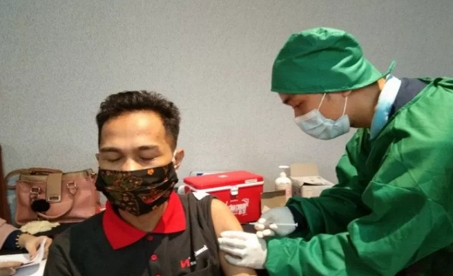 Seorang karyawan hotel di Kendari hendak disuntik vaksin COVID-19
