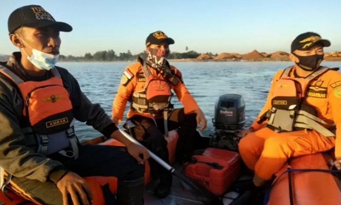 Tim pencarian dan pertolongan Basarnas Kendari dibantu pihak keamanan perusahaan PT OSS dan PT VDNI
