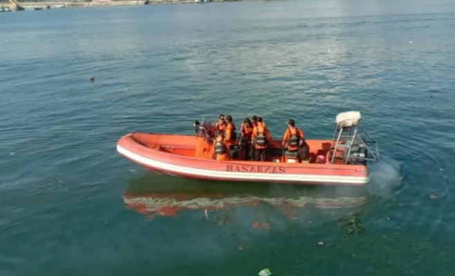 Tim rescue Basarnas Kendari berangkat menuju lokasi kejadian kecelakaan dengan menggunakan RIB