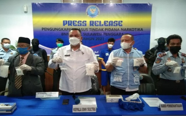 BNN Sultra saat merilis kasus penangkapan seorang pengedar narkoba yang diduga dikendalikan seorang narapidana di Lapas Kelas IIA Kendari