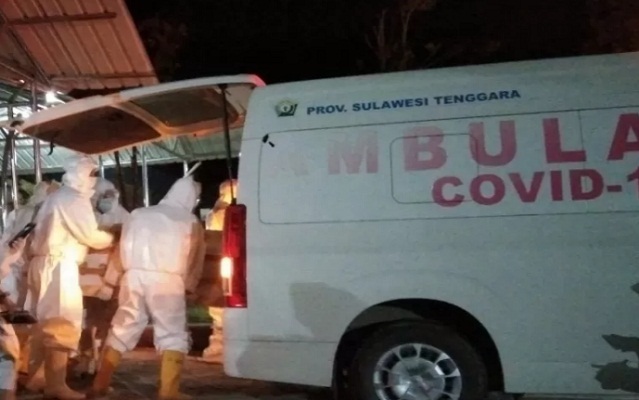 Jenazah pasien COVID-19 saat dimasukkan ke dalam mobil ambulans