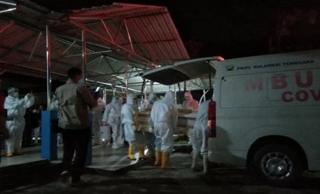 Jenazah pasien COVID-19 saat dimasukkan ke dalam mobil ambulans,