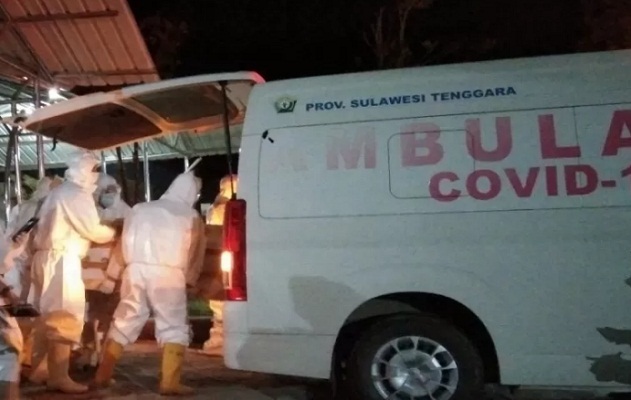 Jenazah pasien COVID-19 saat dimasukkan ke dalam mobil ambulans