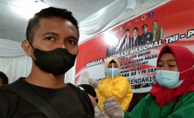 Seorang warga ikut vaksinasi massal Polres Kendari
