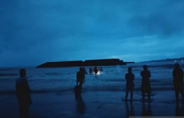 Tim Penyelamat KPP Kendari melakukan pencarian terhadap dua orang wisatawan yang dilaporkan hilang tenggelam di Pantai Batu Gong Kabupaten Konawe, Sulawesi Tenggara