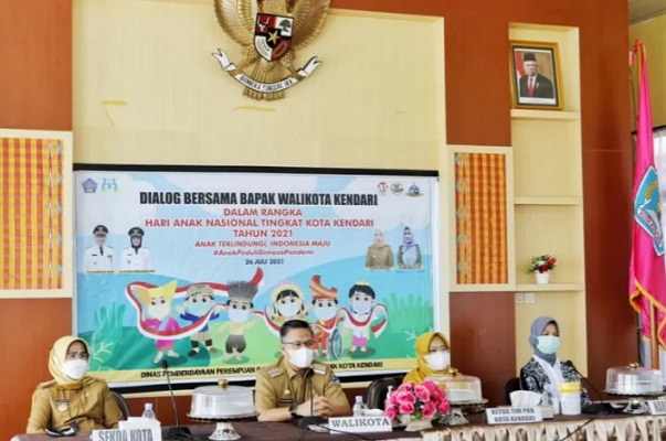 Wali Kota Kendari, H Sulkarnain Kadir, saat berdialog dengan forum Anak secara virtual dalam rangka peringatan hari Anak nasional, di kendari,