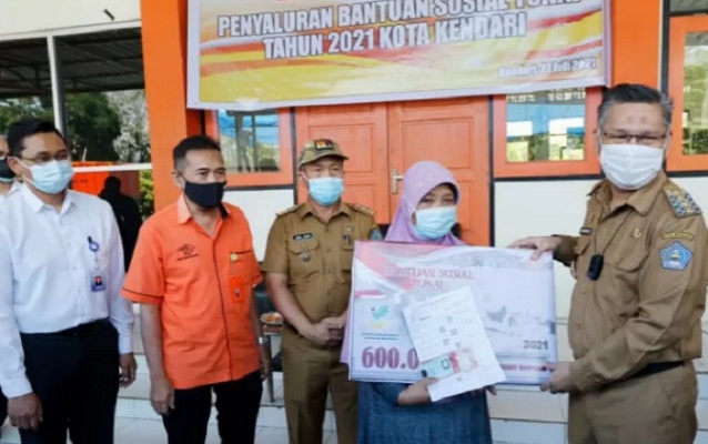 Wali Kota Kendari, H Sulkarnain Kadir, saat meluncurkan pembayaran BST untuk tahap 14 dan 15 selama PPKM kepada keluarga peneriman manfaat di Kendari
