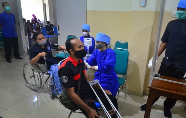 Arsip - Seorang penyandang disabilitas mendapatkan suntikan vaksin COVID-19 Sinopharm di Rumah Sakit Miriam, Kudus, Jawa Tengah,