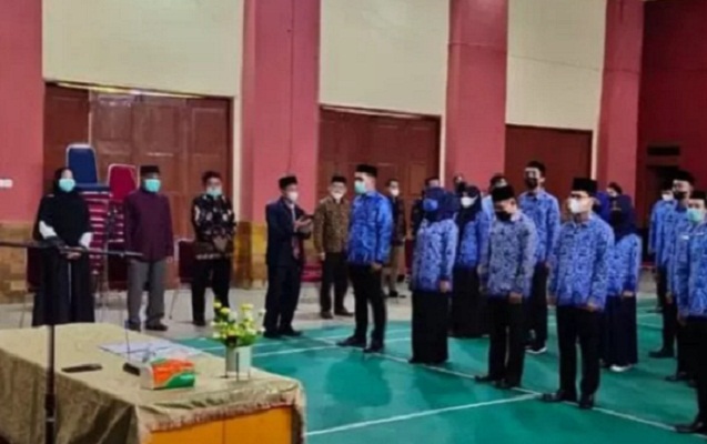 Arsip - Suasana pelantikan oleh rektor USN Kolaka,Azhari