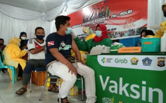 Arsip - Vaksinasi massal di Polres Kendari.