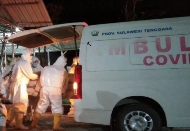 Dokumen - Jenazah pasien COVID-19 saat dimasukkan ke dalam mobil ambulans