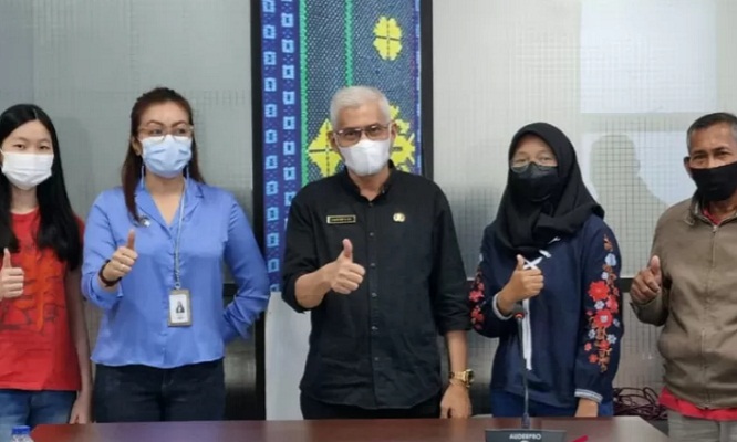 Foto bersama para penerima beasiswa Sampoerna dan perwakilan orang tua bersama Kadikbud Sultra,