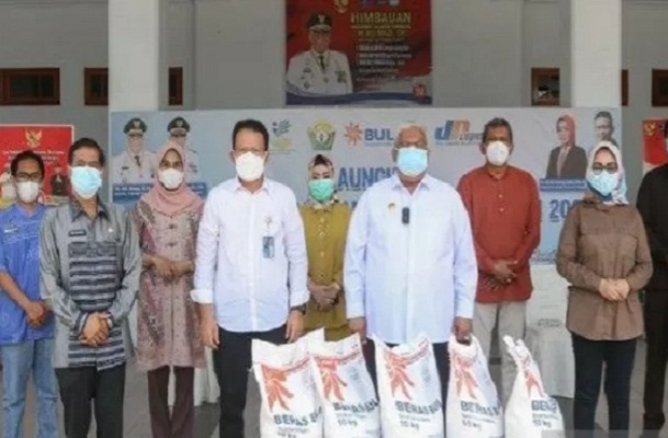 Gubernur Sultra Ali Mazi bersama Kabulog Sultra Ermin Tora (kemeja putih kedua kiri) saat melakukan peluncuran beras bantaun PPKM di Sultra