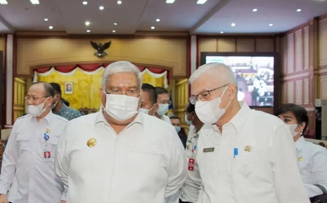Gubernur Sultra Ali Mazi bersama Kadis Dikbud Sultra Asrun Lio pada suatu acara di Kendari