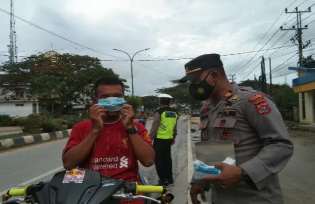 Polisi dan mahasiswa di Kota Kendari, Sulawesi Tenggara (Sultra), turun ke jalan ajak warga taati protokol kesehatan COVID-19