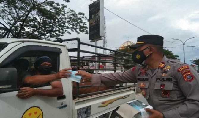 Polisi-mahasiswa di Kendari turun ke jalan ajak warga taati prokes COVID-19,