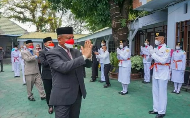 Sekda Baubau, Roni Muhtar bersama unsur Forkopimda setempat pada pengukuhan Paskibraka daerah itu, di Baubau