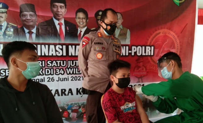 Seorang anak usia dini mengikuti program penyuntikan vaksinasi COVID-19 di Mako Satuan Brimob Polda Sultra