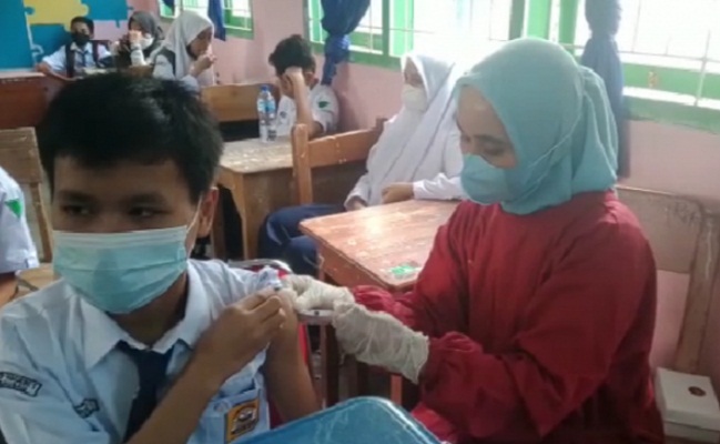 Seorang pelajar di Kota Baubau, Sulawesi Tenggara saat menjalani vaksinasi COVID-19,