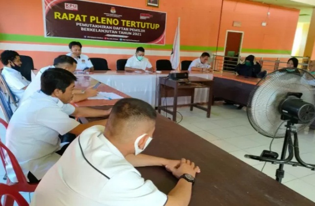Suasana Rapat Pleno Rekapitulasi Daftar Pemilih Berkelanjutan oleh KPU Bombana,