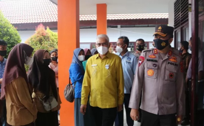 Suasana pemantauan proses vaksinasi disejumlah sekolah di Kota Kendari oleh Kadikbud Sultra, Drs Asrun Lio MHum PhD bersama Kapolda Sultra