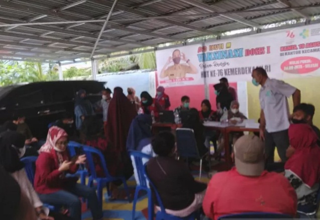 Suasana vaksinasi di kantor Kecamatan Kolaka