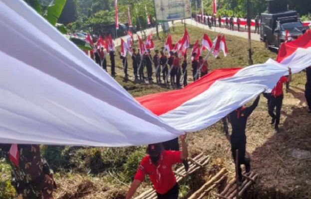 TNI-Polri dan Manggala Agni kibar Merah Putih sepanjang 76 meter di Puncak Wolasi, Kabupaten Konawe Selatan, Sulawesi Tenggara