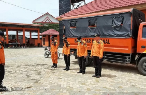 Tim penyelamat Pos SAR Kolaka hendak berangkat melakukan pencarain seorang pria yang dilaporkan hilang di hutan daerah Kabupaten Kolaka Timur