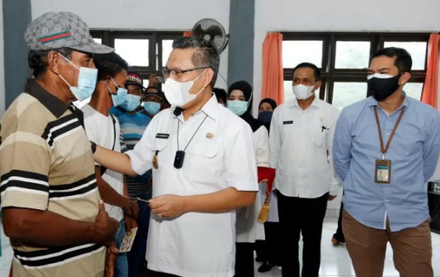 Wali Kota Kendari, H Sulkarnain kadir, saat serahkan bantuan secara simbolis kepada nelayan di kendari,