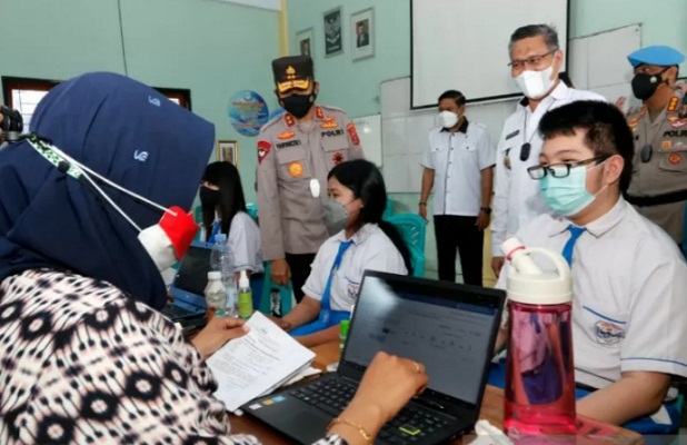 Wali Kota Kendari Sulkarnain Kadir didampingi Kapolda Sultra Irjen Pol Yan Sultra Indrajaya meninjau vaksinasi bagi pelajar di SMP Frater Kota Kendari, Sulawesi Tenggara,