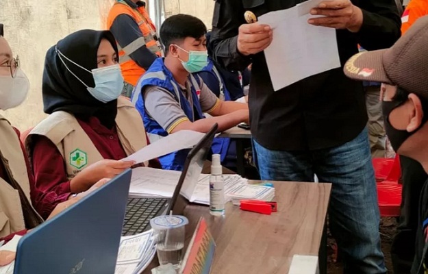Bupati Kolaka saat memantau pelaksanaan vaksin di site PT.Ceria Nugraha Indotama