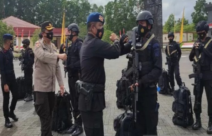 Dansat Brimobda Polda Sultra, Kombes Pol Adarma Sinaga, saat melepas personil pengamanan Atlit PON Sultra ke Papaua, di Markas Brimob Polda Sultra