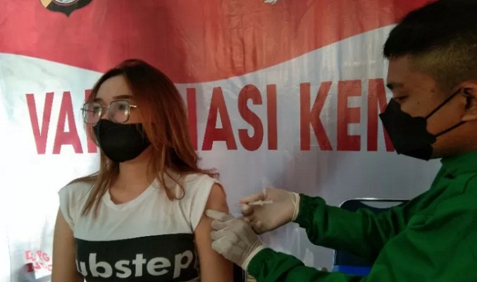 Dokumen - Seorang saat menjalani vaksinasi di Brimob Polda Sultra