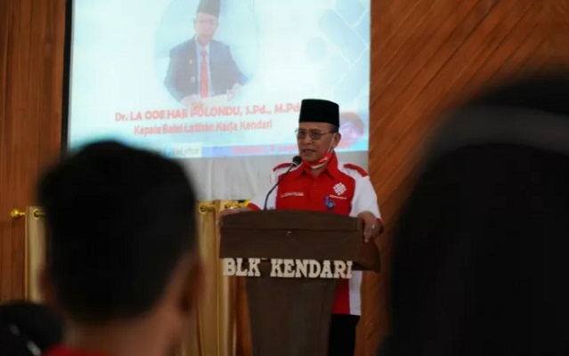 Kepala BLK Kendari La Ode Haji Polondu saat membuka pelatihan kepada 80 peserta pelatihan, di Kendari, Sulawesi Tenggara,