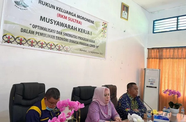 Ketua RKM Sultra, Sitti Saleha Sekretaris RKM Sultra Masrul dan Ketua Dewan Pembina RKM Sultra Sahrun Gaussaat Musyawarah Kerja I RKM Sultra, di Kendari,