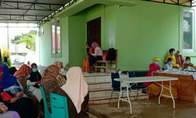 Peserta seleksi PPPK guru saat mengantre untuk menjalani tes awab antigen di Dinas Kesehatan Kendari,