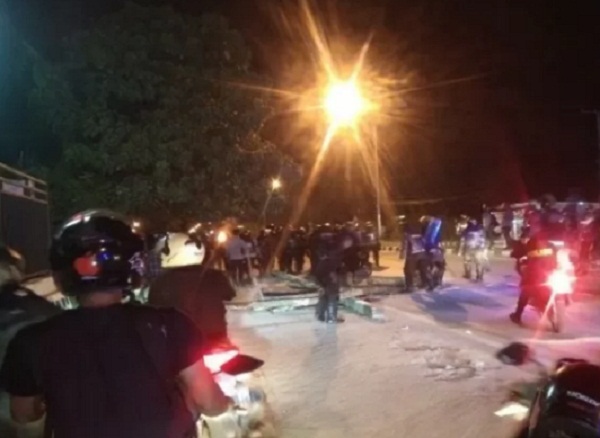 Polisi membubarkan demonstran memperingati dua tahun tewasnya Randi-Yusuf