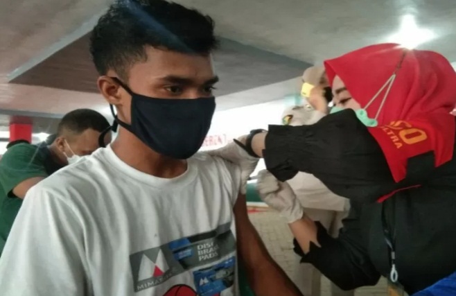 Seorang peserta saat menjalani vaksinasi serentak yang digelar Polda Sultra di pelataran Masjid Al-Kautsar Kendari