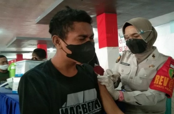 Seorang peserta saat menjalani vaksinasi serentak yang digelar Polda Sultra di pelataran Masjid Al-Kautsar Kendari