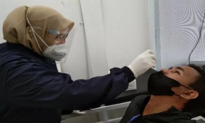 Seorang saat menjalani uji usap antigen di Kendari, Sulawesi Tenggara