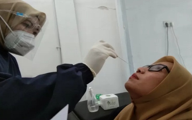 Seorang saat menjalani uji usap antigen di Kendari, Sulawesi Tenggara